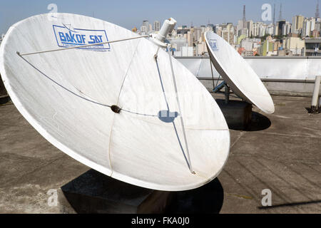 Antennes paraboliques installées dans un bâtiment de la ville de Sao Paulo Banque D'Images