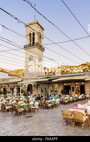 Comme le soleil se couche, l'ombre des auvents sont annulées au cours des tavernes et cafés le long du secteur riverain de la ville d''Hydra, Hydra, Grèce Banque D'Images