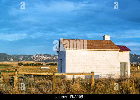 Tôt le matin, bâtiment blanc aux terres agricoles de l'arrière-plan de Buffalo, Wyoming Banque D'Images