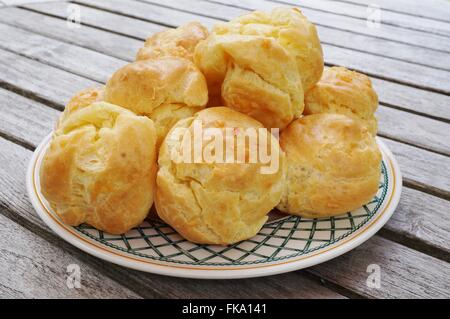 Assiette de fromage pâte choux gougeres Français Banque D'Images