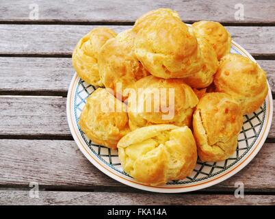 Assiette de fromage pâte choux gougeres Français Banque D'Images