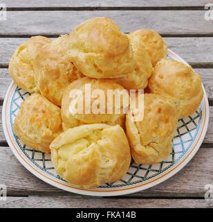 Assiette de fromage pâte choux gougeres Français Banque D'Images