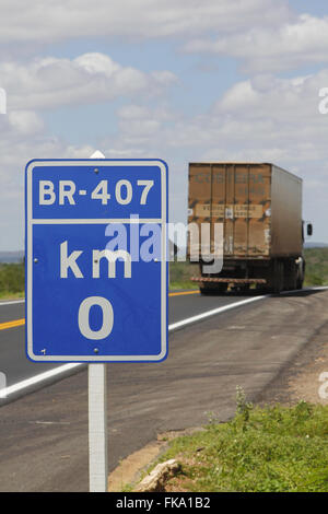 BR-407 sur la frontière entre les États de Pernambouc et PiauÌ Banque D'Images