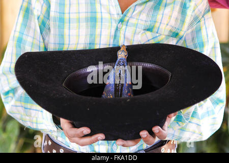 Droit de Nossa Senhora Aparecida dans hat durant la prière dans la chapelle de Sao Jose Banque D'Images