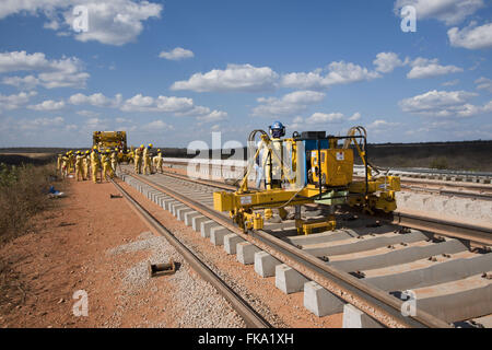 Pose de l'équipement les rails sur la rue dans le travail de Railroad Transnordestina Banque D'Images