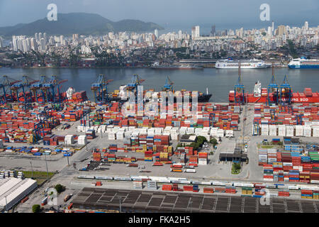 TECON - terminal conteneurs sur la rive gauche du port de Santos Banque D'Images