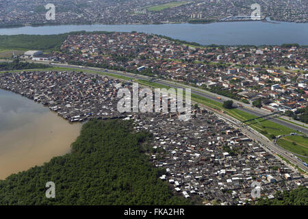 Maisons sur pilotis construites en zone de mangrove en bordure de la Via Anchieta au moment de l'Alemoa Port Banque D'Images