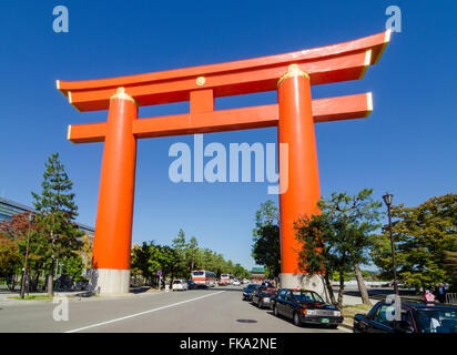 L'imposant Sanctuaire Heian de Torii en parc d'Okazaki, Sakyō-ku, Kyoto, Japon, Kansai Banque D'Images