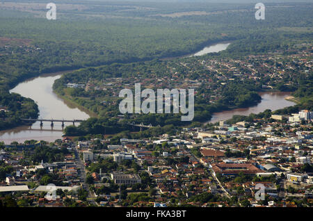 Vue de la ville baignée par les rivières Araguaia en Europe centrale et les hérons dans le centre droit Banque D'Images