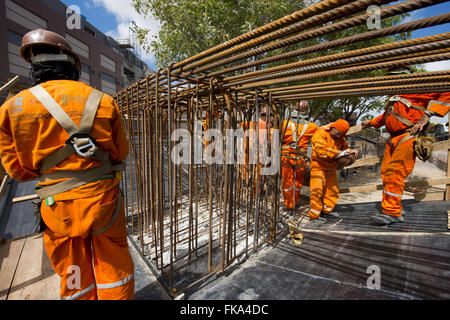 Operarios entre les raccords dans le travail de la Fortaleza véhicule léger sur rail - VLT Banque D'Images