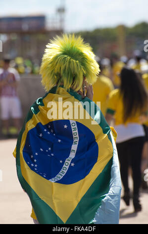 Fans de venir au match d'ouverture de la Coupe des Confédérations à Brasilia Banque D'Images