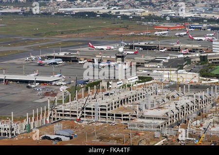Voie et de travaux d'agrandissement de Sao Paulo / l'Aéroport International de Guarulhos Banque D'Images
