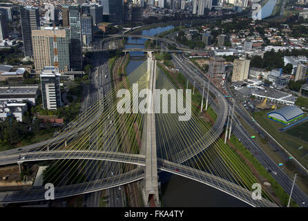 Vue aérienne de l'Cable-Stayed Bridge Octavio Frias de Oliveira sur le Pinheiros Banque D'Images