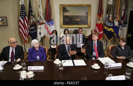 7 mars 2016 - Washington, District de Columbia, États-Unis d'Amérique - Le président américain Barack Obama parle à la presse après une réunion avec les autorités de réglementation financière pour recevoir une mise à jour sur les progrès de la mise en œuvre de la réforme de Wall Street, dans la Roosevelt Room de la Maison Blanche, à Washington, DC, le 7 mars 2016. Janet Yellen (2L) Président, Conseil des gouverneurs de la Réserve fédérale, Collecting useful outcome information on mental health services Richard (2R) Directeur, Bureau de protection financière des consommateurs, Timothy Massad, Président, Commodity Futures Trading Commission (L) et Mary Jo White, président, Security and Exchange Commission (R) Écouter.Credit : Aude Gu Banque D'Images