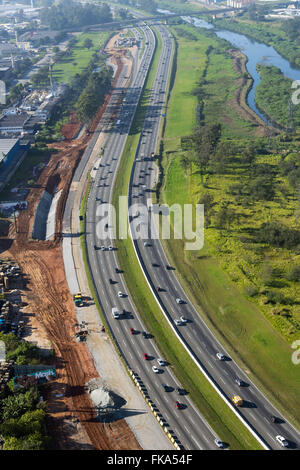 Vue aérienne de la construction de l'autoroute marginal par Ayrton Senna SP-70 au moment de l'aéroport international de Guarulhos Banque D'Images