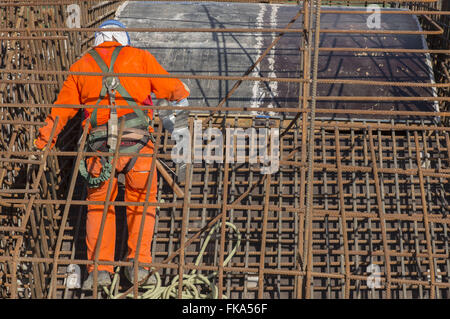 Travailleur dans la construction de la station de pompage EBI - 1 - Transposition de la rivière San Francisco Banque D'Images