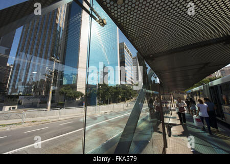 De nouveaux arrêts de bus et de la voie exclusive sur l'Avenida Santo Amaro avec Avenida Juscelino Kubitschek Banque D'Images