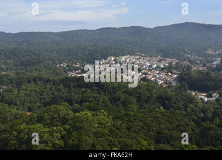 Vue aérienne de la forêt tropicale dans la région de Parque Estadual Alberto Lofgre - Horto quartier de Tremembe Banque D'Images