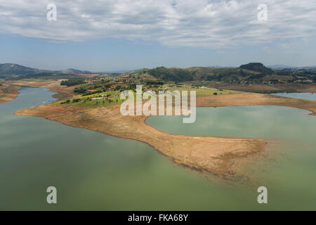 Vue aérienne du barrage Jaguari - formé par Jaguari Jacarei et rivières en période de sécheresse forte Banque D'Images