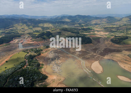 Vue aérienne du barrage Jaguari - formé par Jaguari Jacarei et rivières en période de sécheresse forte Banque D'Images