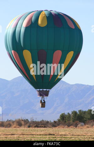 Hot Air Balloon landing dans la zone sud du désert du Nevada Banque D'Images