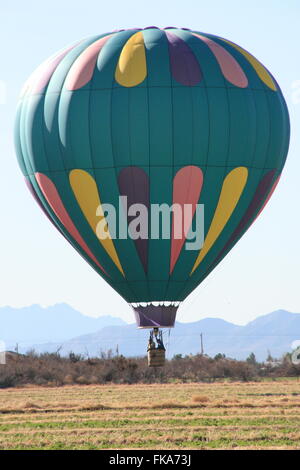 Hot Air Balloon landing dans la zone sud du désert du Nevada Banque D'Images