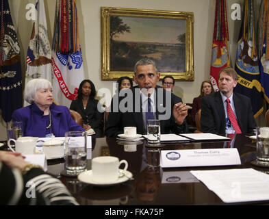 Washington, District de Columbia, Etats-Unis. 7 mars, 2016. Le président américain Barack Obama parle à la presse après une réunion avec les autorités de réglementation financière pour recevoir une mise à jour sur les progrès de la mise en œuvre de la réforme de Wall Street, alors que Janet Yellen (L) Président, Conseil des gouverneurs de la Réserve fédérale, et Richard (R) Collecting useful outcome information on mental health services Directeur, Bureau de protection financière des consommateurs, d'écouter, dans la Roosevelt Room de la Maison Blanche, à Washington, DC, le 7 mars 2016.Crédit : Aude Guerrucci/Piscine via CNP Crédit : Aude Guerrucci/CNP/ZUMA/Alamy Fil Live News Banque D'Images