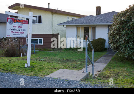 Petite maison individuelle dans la banlieue de Burnaby (Grand Vancouver) qui s'est récemment vendue après avoir été inscrite pour plus d'un million de dollars (en 2016). Banque D'Images