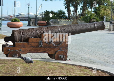 Old cannon exposés sur le front en Italie, Diano Marina Banque D'Images