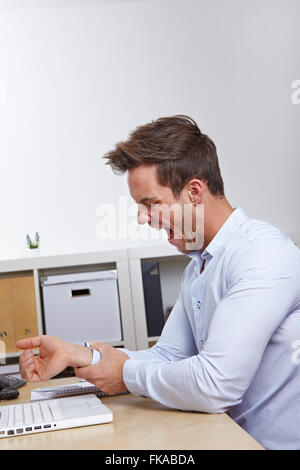 Man holding sa douleur la souris part Banque D'Images