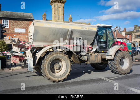 Toutes les roues motrices véhicule agricole pour l'épandage en poudre sèche comme la chaux passant Thirsk High Street Banque D'Images