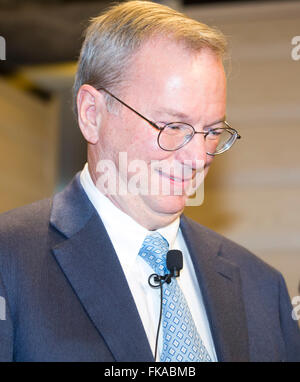 Séoul, Corée du Sud. 8 mars, 2016. Le Président de Google Eric Schmidt arrive pour une conférence de presse d'avant match à Séoul, Corée du Sud. Historique de l'épreuve de l'homme et l'ordinateur dans l'ancien jeu de Go commence mercredi à Séoul, avec le prix du vainqueur de US$1 millions de dollars en jeu. Les matchs seront également lieu au même endroit le jeudi, samedi et dimanche et se terminera mardi prochain. Le prix sera remis à l'UNICEF et d'autres organismes de bienfaisance, si AlphaGo gagne, les médias locaux ont rapporté. Credit : Lee Jae-Won/AFLO/Alamy Live News Banque D'Images