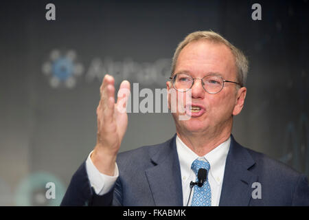 Séoul, Corée du Sud. 8 mars, 2016. Le Président de Google Eric Schmidt parle au cours d'une conférence de presse d'avant match historique de l'épreuve de l'homme et l'ordinateur à Séoul, Corée du Sud. Historique de l'épreuve de l'homme et l'ordinateur dans l'ancien jeu de Go commence mercredi à Séoul, avec le prix du vainqueur de US$1 millions de dollars en jeu. Les matchs seront également lieu au même endroit le jeudi, samedi et dimanche et se terminera mardi prochain. Le prix sera remis à l'UNICEF et d'autres organismes de bienfaisance, si AlphaGo gagne, les médias locaux ont rapporté. Credit : Lee Jae-Won/AFLO/Alamy Live News Banque D'Images