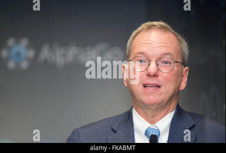 Séoul, Corée du Sud. 8 mars, 2016. Le Président de Google Eric Schmidt parle au cours d'une conférence de presse d'avant match historique de l'épreuve de l'homme et l'ordinateur à Séoul, Corée du Sud. Historique de l'épreuve de l'homme et l'ordinateur dans l'ancien jeu de Go commence mercredi à Séoul, avec le prix du vainqueur de US$1 millions de dollars en jeu. Les matchs seront également lieu au même endroit le jeudi, samedi et dimanche et se terminera mardi prochain. Le prix sera remis à l'UNICEF et d'autres organismes de bienfaisance, si AlphaGo gagne, les médias locaux ont rapporté. Credit : Lee Jae-Won/AFLO/Alamy Live News Banque D'Images