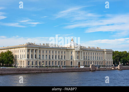 Le bâtiment de l'Académie des beaux-arts de Saint-Pétersbourg, vue depuis le pont de Blagoveshchensky Banque D'Images