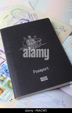 Assis sur passeport australien passeport ouvert pages montrant les visas. Banque D'Images