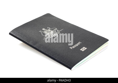 Un passeport australien isolé sur fond blanc. Banque D'Images