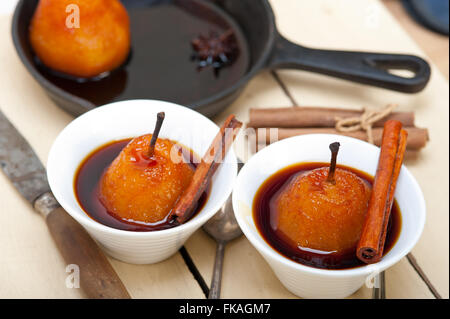 Confit de poires délicieuses recette table rustique en bois blanc ove Banque D'Images