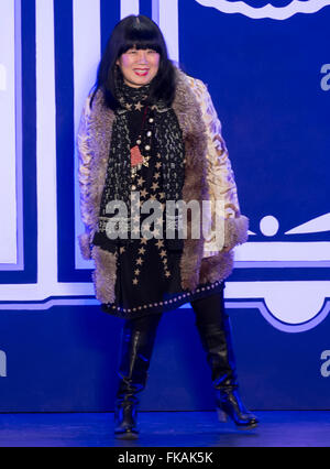 La ville de New York, USA - 17 Février 2016 : la Designer Anna Sui promenades sur la piste de l''Anna Sui montrer lors de NYFW F/W 2016 Banque D'Images