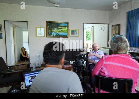 86 ans Avraham Avraham est interviewé en face d'une caméra vidéo par l'organisation d'archives de Yad Vashem, donnant testi Banque D'Images