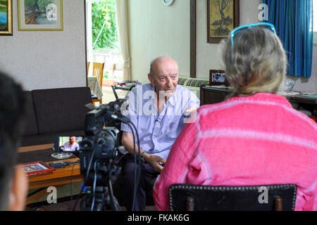 86 ans Avraham Avraham est interviewé en face d'une caméra vidéo par l'organisation d'archives de Yad Vashem, donnant testi Banque D'Images