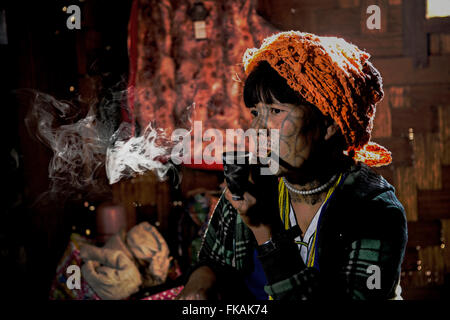 Cho Menton femme fumant, l'État de Chin, Mindat, Myanmar Banque D'Images