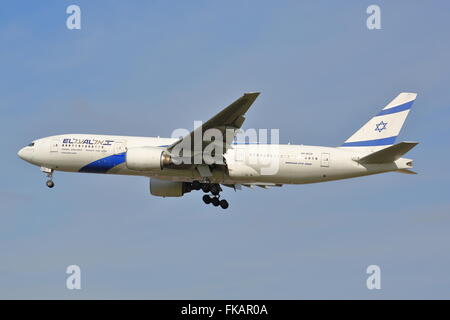 EL AL 777-200ER 4X-ECD à l'atterrissage à l'aéroport Heathrow de Londres, UK Banque D'Images