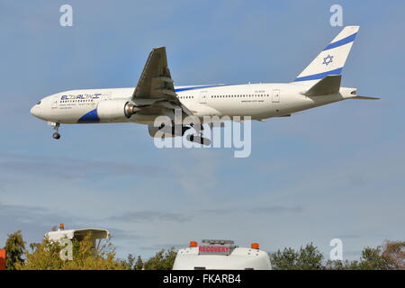 EL AL 777-200ER 4X-ECD à l'atterrissage à l'aéroport Heathrow de Londres, UK Banque D'Images