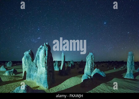 Les pinacles de nuit, formations calcaires. Le Parc National de Nambung, près de Cervantes, l'ouest de l'Australie Banque D'Images