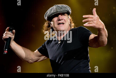 Munich, Allemagne. 19 mai, 2015. Brian Johnson, le chanteur du groupe de rock australien AC/DC, se dresse sur la scène dans le stade olympique de Munich, Allemagne, 19 mai 2015. Photo : SVEN HOPPE/dpa/Alamy Live News Banque D'Images