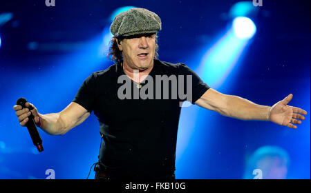 Munich, Allemagne. 19 mai, 2015. Brian Johnson, le chanteur du groupe de rock australien AC/DC, se dresse sur la scène dans le stade olympique de Munich, Allemagne, 19 mai 2015. Photo : SVEN HOPPE/dpa/Alamy Live News Banque D'Images