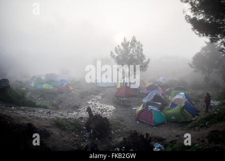 Idomeni, Grèce. 05Th Mar, 2016. Tentes en photo après de fortes pluies dans le camp de réfugiés de l'Greek-Macedonian Idomeni près de la frontière, de la Grèce, 08 mars 2016. Seul un petit nombre de réfugiés en provenance de Syrie et l'Iraq sont autorisées à entrer en Macédoine chaque jour. Photo : KAY NIETFELD/dpa/Alamy Live News Banque D'Images