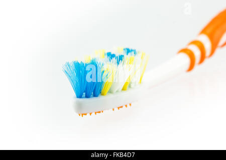 Gros plan sur la brosse à dents utilisée isoler fond blanc. Banque D'Images