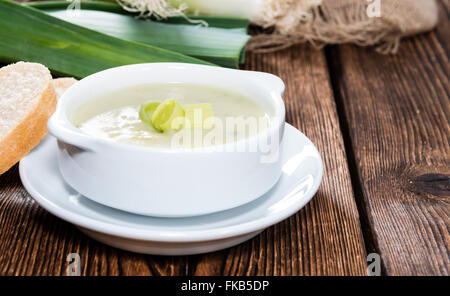 Soupe de Poireaux (frais) dans un bol sur fond de bois Banque D'Images